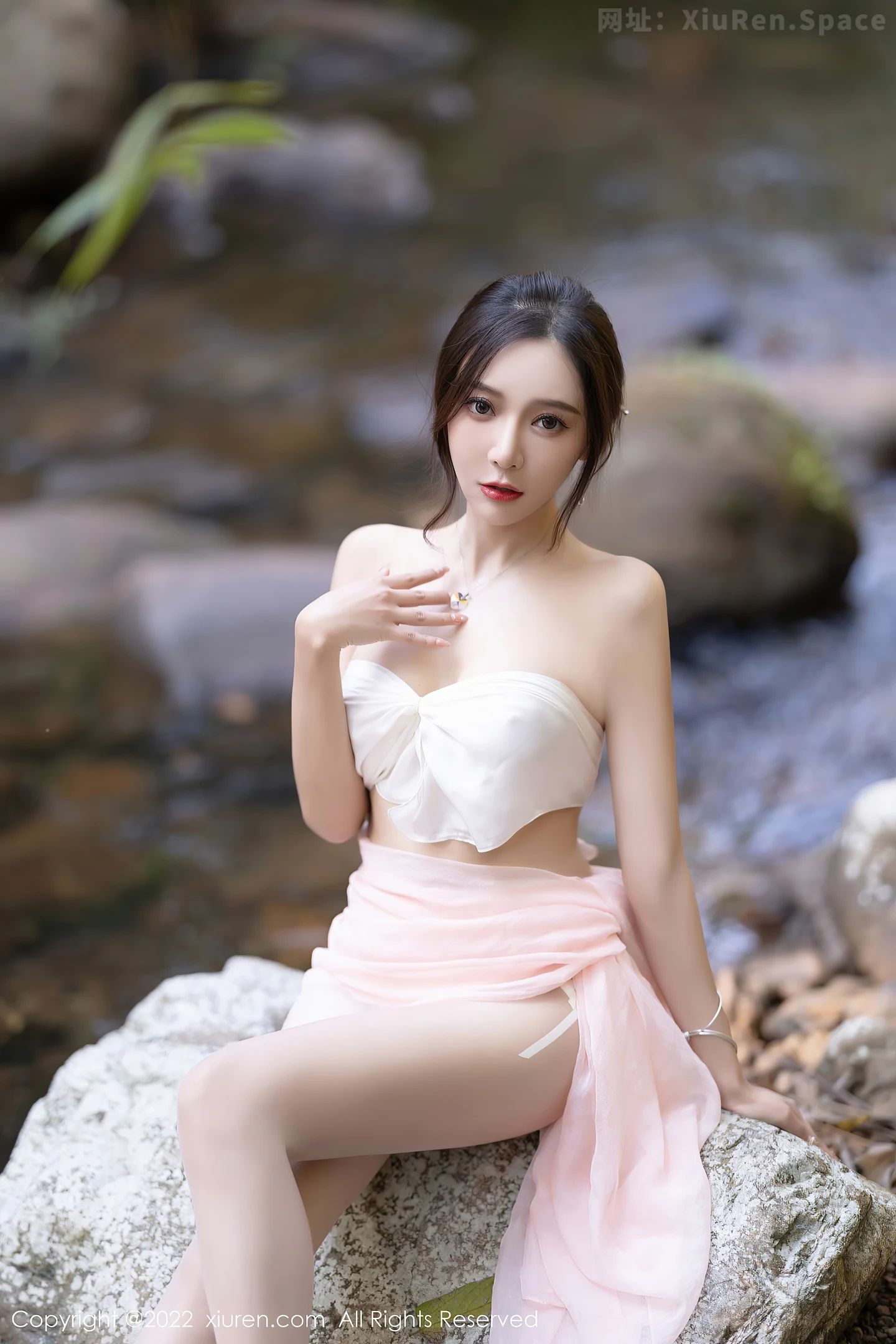 图片[6]-[XiuRen秀人网]VOL.4511 女神王馨瑶yanni户外小溪边淡色轻透服饰露火辣身材诱惑写真61P-秀人网官方网站